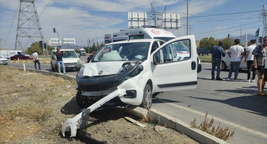 Konya'da ticari araç ile otomobilin çarpışması sonucu 4 kişi yaralandı 