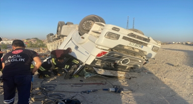 Konya'da tırın şarampole devrilmesi sonucu 2 kişi yaralandı