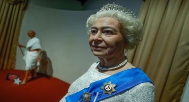 Kraliçe 2. Elizabeth'in Antalya'daki bal mumu heykeli çiçeklerle donatıldı