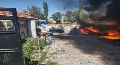 Kulu'da plastik atık deposunun çatısında yangın çıktı