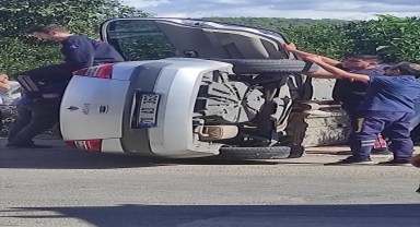 Kumluca'da ilçesinde elektrik panosuna çarpan otomobilin sürücüsü yaralandı