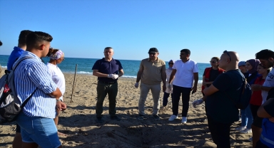 Manavgat'ta çevre temizliği etkinliğinde sahilden 27 torba çöp toplandı