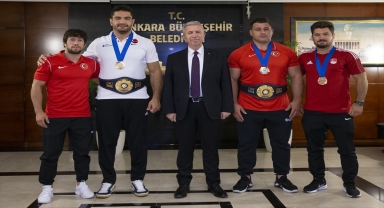 Mansur Yavaş, dünya şampiyonu Taha Akgül ve Rıza Kayaalp ile bir araya geldi 