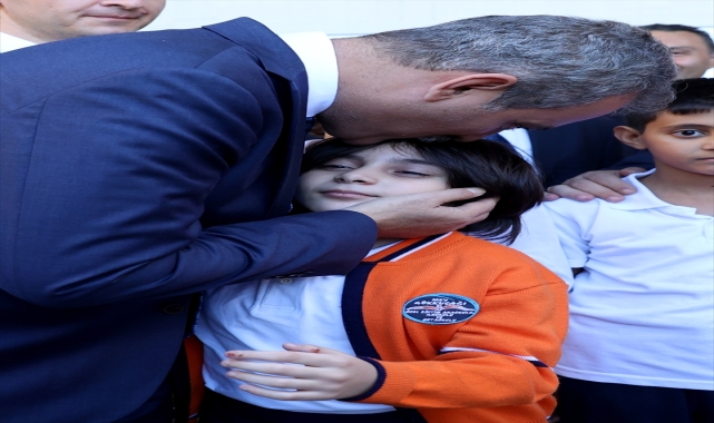 Milli Eğitim Bakanı Özer, MEV Gökkuşağı Özel Eğitim İlkokulu öğrencilerini ziyaret etti: