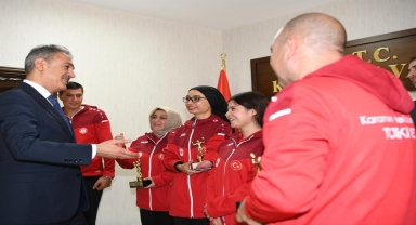 Oturarak Voleybol Takımı Vali Tuncay Akkoyun'u ziyaret etti