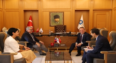 Rusya Büyükelçisi Yerhov, Antalya Büyükşehir Belediye Başkanı Böcek'i ziyaret etti