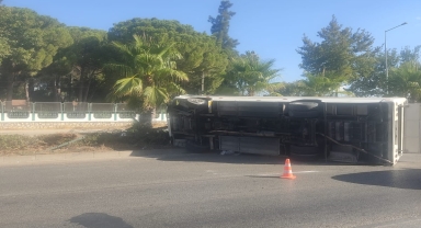 Serik'te devrilen midibüs nedeniyle yol, kısa süreliğine trafiğe kapandı