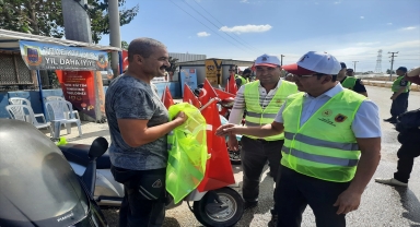 Serik'te jandarma motosiklet sürücülerine reflektif yelek dağıttı