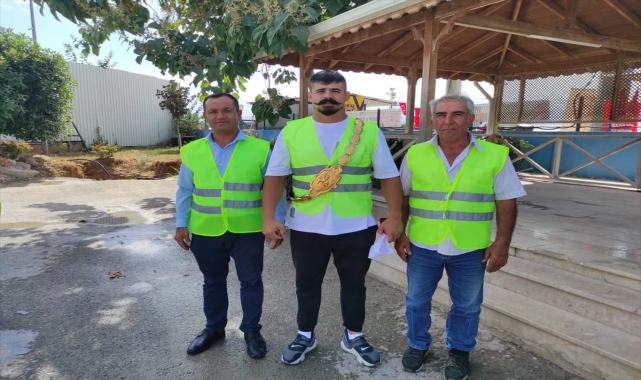 Serik'te jandarma motosiklet sürücülerine reflektif yelek dağıttı