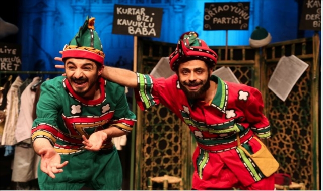 Sivas Devlet Tiyatrosu perdelerini