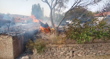 Sivas'ta apartman ve ev yangını hasara neden oldu