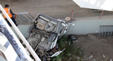 Sivas'ta çarpışan iki otomobilden biri köprü boşluğundan düştü, 3 kişi yaralandı