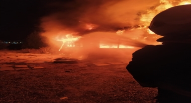 Sivas'ta çıkan yangında ahşap bir baraka tamamen yandı