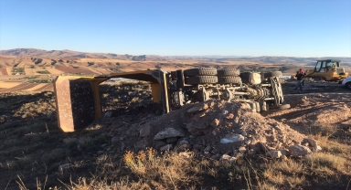 Sivas'ta devrilen hafriyat kamyonunun şoförü yaralandı 