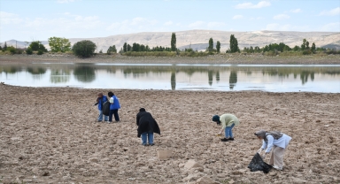 Sivas'ta gönüllü gençler kuraklıktan etkilenen gölette 100 poşet çöp topladı
