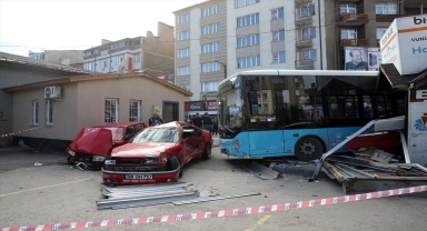 Sivas'ta halk otobüsünün park halindeki araçlara çarptığı kazada 7 kişi yaralandı