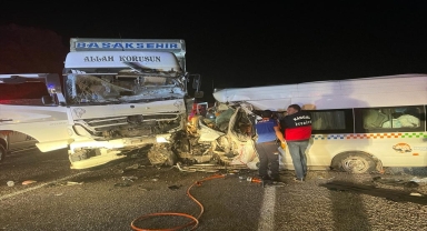 Sivas'ta kamyon ile minibüsün çarpışması sonucu 7 kişi öldü, 10 kişi yaralandı