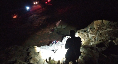 Sivas'ta kayalıklarda mahsur kalan keçiyi AFAD ekipleri kurtardı 