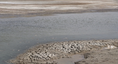 Sivas'ta kuruyan göle itfaiye ekipleri su takviyesi yapıyor