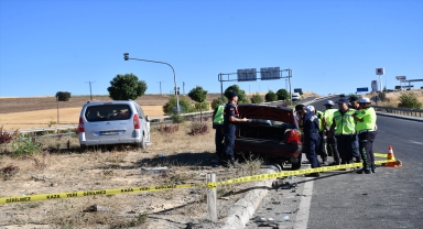 Sivas'ta otomobil ile hafif ticari araç çarpıştı, 1 kişi öldü, 6 kişi yaralandı