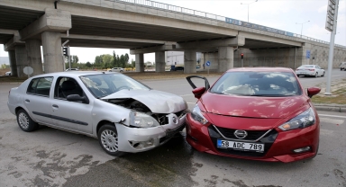 Sivas'ta otomobillerin çarpıştığı kazada 2 kişi yaralandı 
