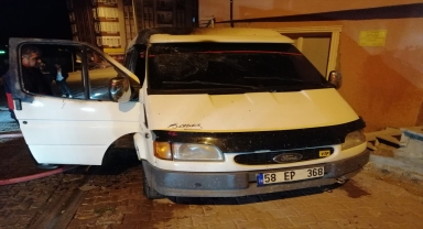 Sivas'ta park halindeki minibüste çıkan yangında hasar oluştu