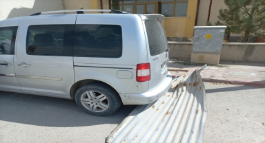 Sivas'ta şiddetli rüzgar bir binanın çatısını uçurdu 