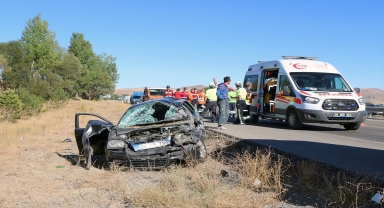 Sivas'ta tıra arkadan çarpan otomobildeki biri çocuk 7 kişi yaralandı
