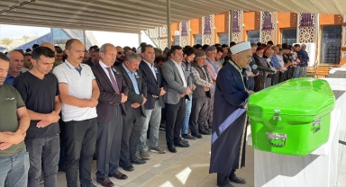 Sivas'ta trafik kazasında ölen üniversite öğrencisinin cenazesi toprağa verildi