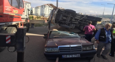 Sivas'ta üzerine mıcır yüklü kamyon devrilen otomobil kullanılamaz hale geldi