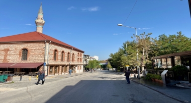 Tarihi Odunpazarı Bölgesi'ndeki esnaf ve vatandaş trafiğe kapatılan caddenin tek yönlü açılmasını istiyor
