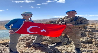 Terörden arındırılan Tendürek'te dağcılar zirvede Türk bayrağı açtı