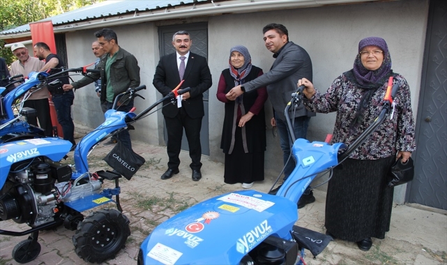 Yalıhüyük'te hibe kapsamında bahçe tipi 4 el traktör çiftçilere teslim edildi