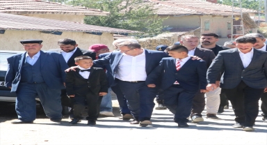 Yozgat Valisi Polat'ın makam otomobili şehit çocuklarının sünnet aracı oldu 