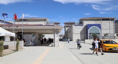 Yurda yerleşecek üniversite öğrencileri ile yakınlarına çay ve çorba ikramı