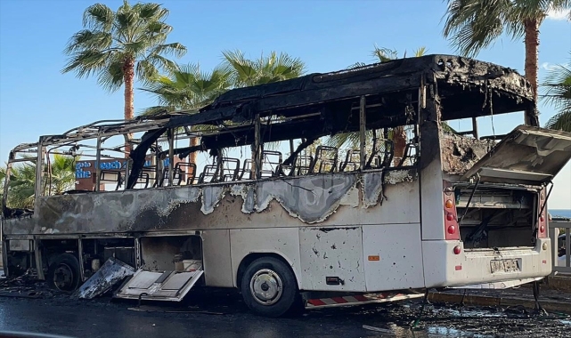 Alanya'da seyir halindeki servis midibüsü yandı