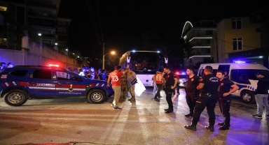 Alanya'da taraftarları taşıyan otobüslere taşlı saldırı