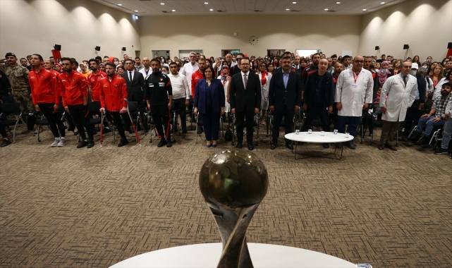 Ampute Futbol Milli Takımı'ndan Ankara Şehir Hastanesi'ndeki hastalara moral ziyareti