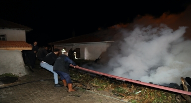 Ankara'da kırsal mahallede iki ev ile bir samanlık yandı