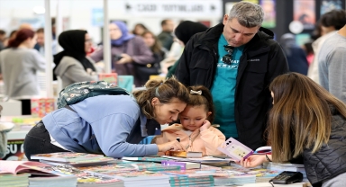 Ankara Kitap Fuarı'nda yazarlar okurlarıyla buluştu