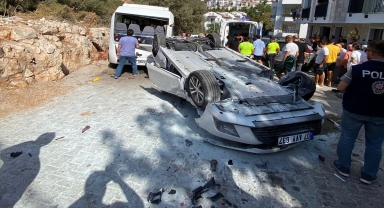 Antalya'da 3 araca çarparak takla atan otomobildeki 2 kişi yaralandı
