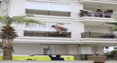 Antalya'da annesini rehin alan kişi 2 saatlik çalışmayla ikna edildi