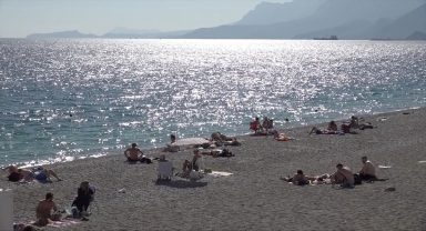 Antalya'da güneşli havayı fırsat bilenler sahillerde yoğunluk oluşturdu
