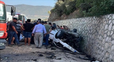 Antalya'da iki otomobilin çarpıştığı kazada 1 kişi öldü, 4 kişi yaralandı