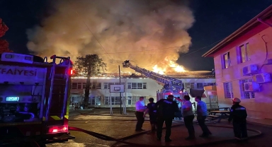 Antalya'da okulun çatı katında çıkan yangın söndürüldü