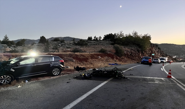 Antalya'da otomobille çarpışan motosikletin sürücüsü yaşamını yitirdi