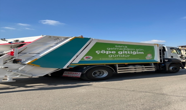 Antalya'da şarkılardan uyarlanan sözlerle süslenen çöp kamyonları gülümsetiyor