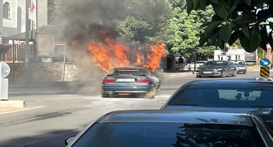 Antalya'da seyir halindeki otomobil yandı