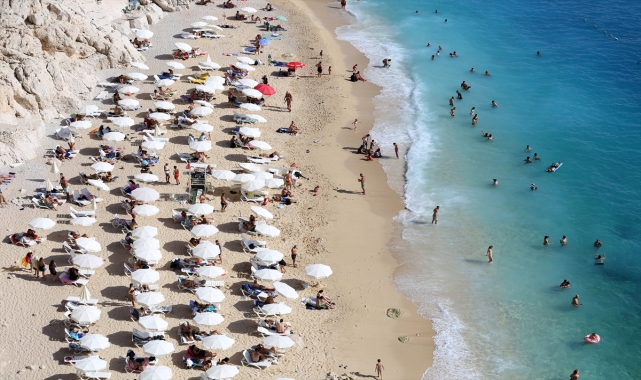 Antalya'da sıcak hava, kent sakinleri ile turistleri sahillere çekti