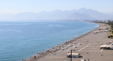 Antalya'da tatilciler güneşli havanın keyfini denize girerek çıkardı